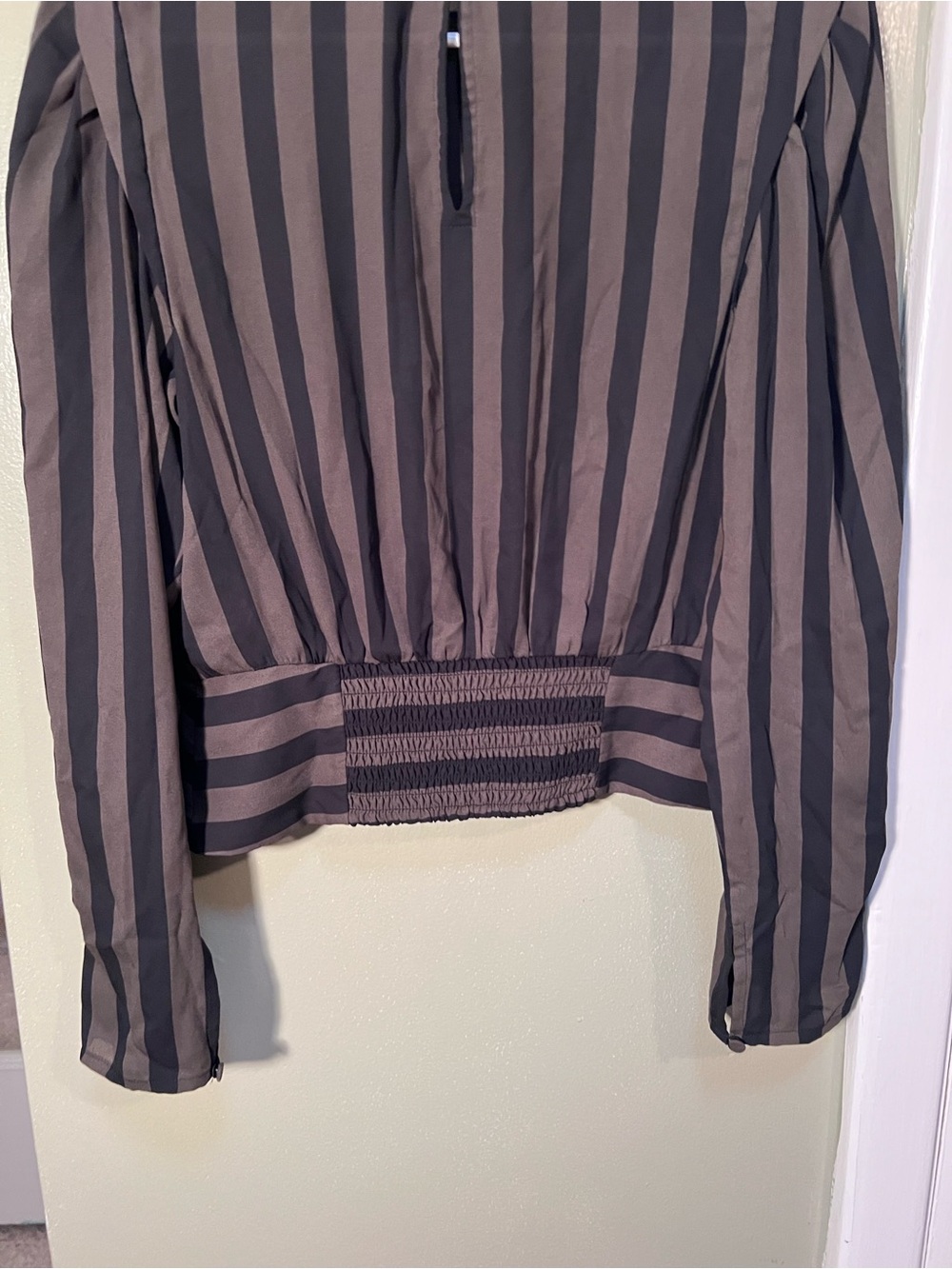Express Women’s Size Medium Cropped Blouse Olive Green Black Stripes Puff Long - Picture 8 of 9